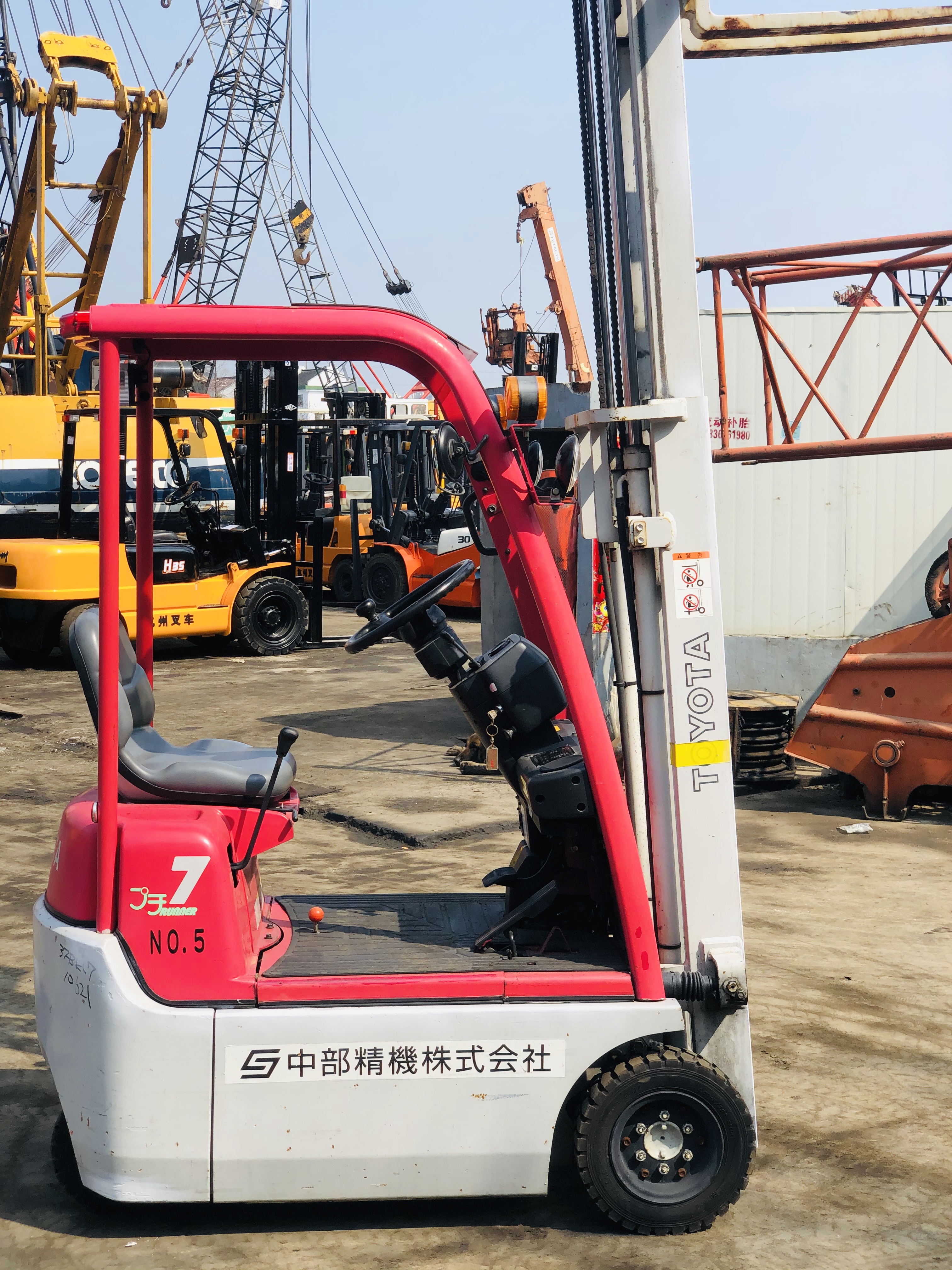 日本原裝進(jìn)口二手電動叉車豐田0.7噸紅色車況良好
